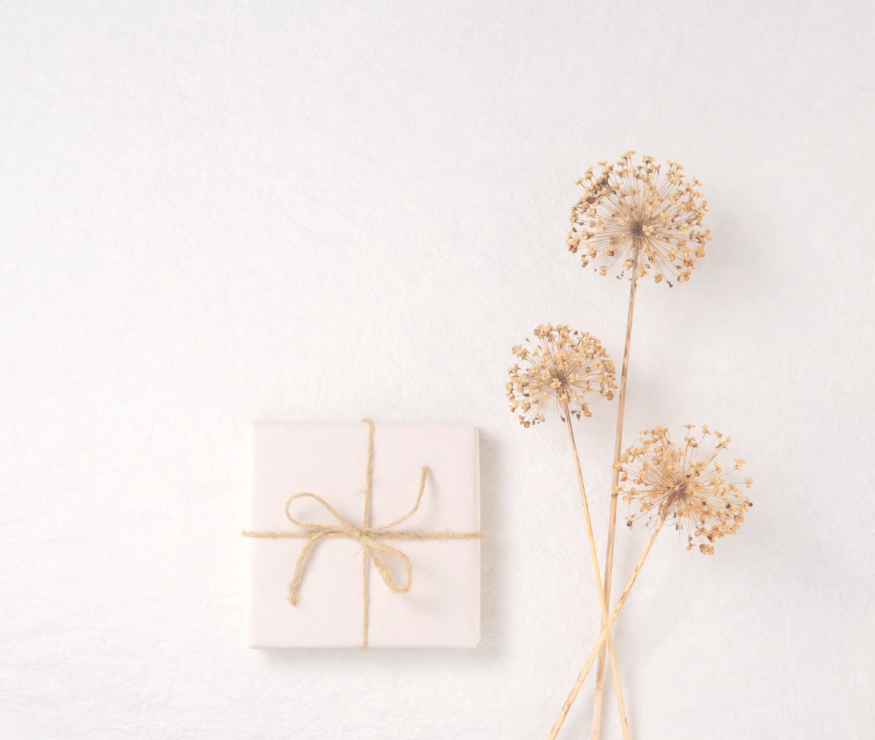 Beige gekleurd cadeau met droogbloemen