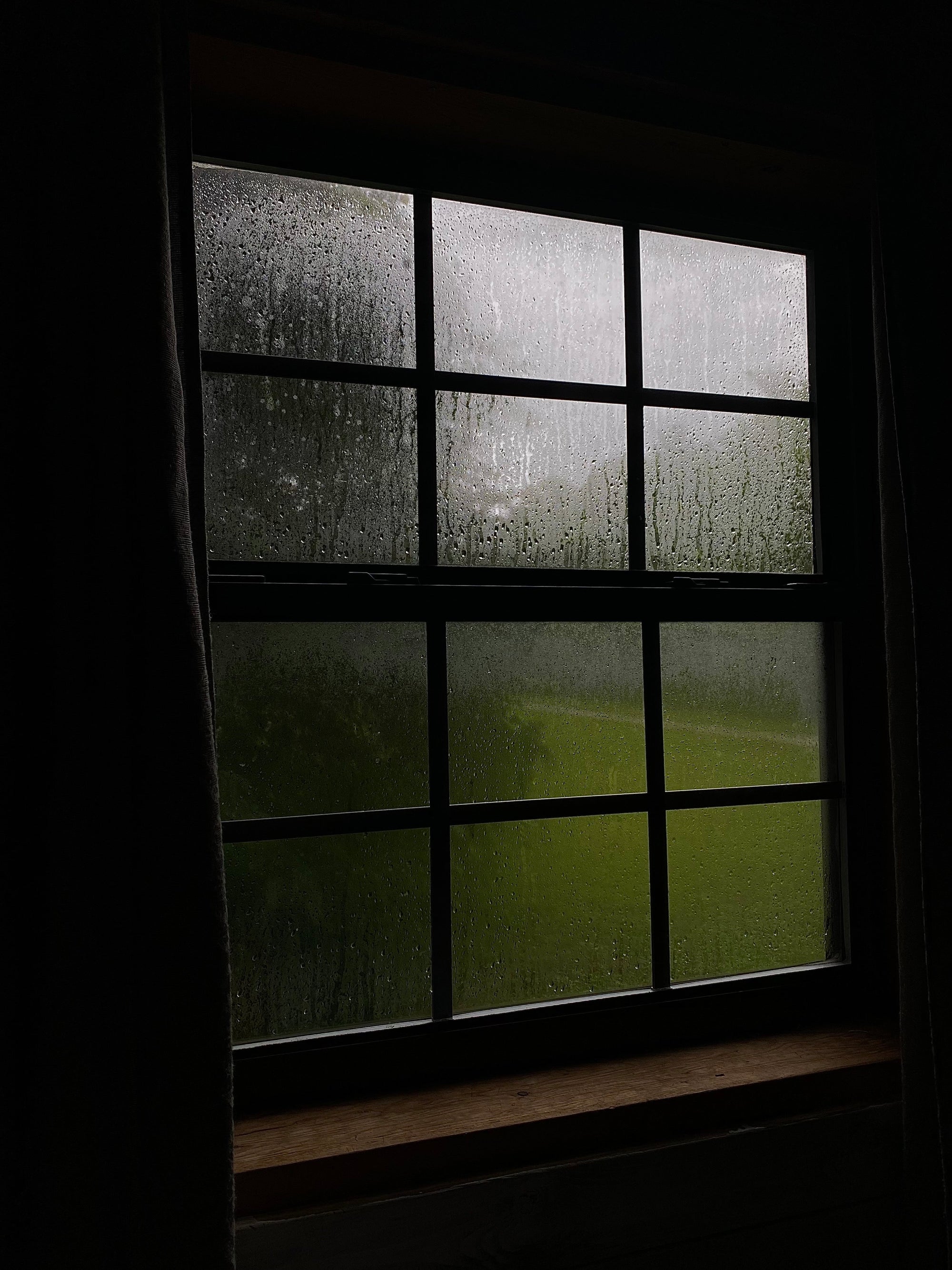 Kraamtranen ontcijferd: een stemmig regenachtig beslagen raam