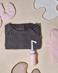 Overzicht van Essentuary postpartum essentials voor in elk vluchtkoffer, met de bostkompressen, Peri Bottle, kraamverband en de bevallingsjurk