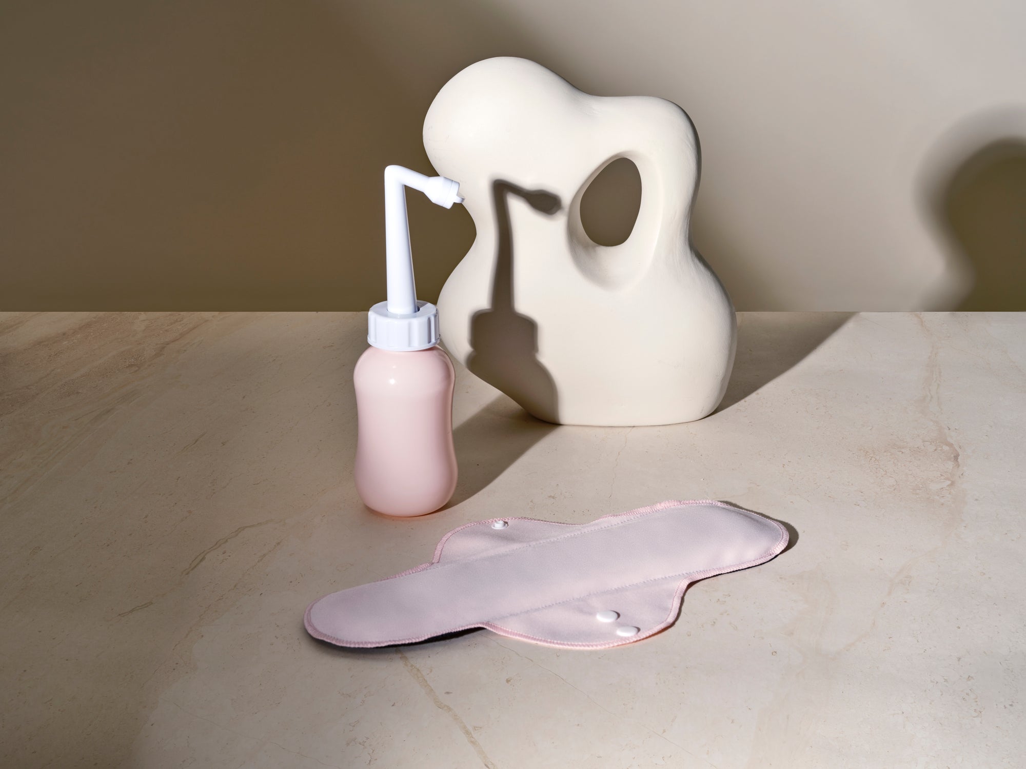Sfeerbeeld peri bottle en kraamverband postpartum essentials
