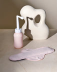 Sfeerbeeld peri bottle en kraamverband postpartum essentials