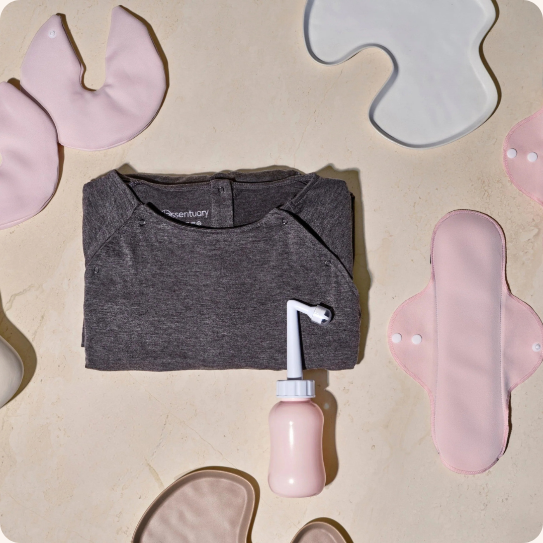 Overzicht van Essentuary postpartum essentials voor in elk vluchtkoffer, met de bevallingsjurk, bostkompressen, kraamverband en de Peri Bottle