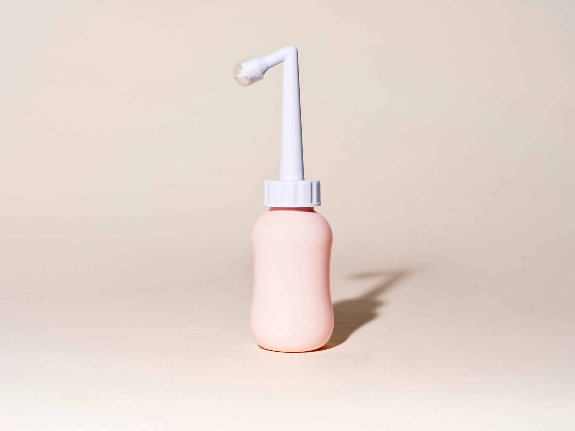 Peri Bottle – compact ontwerp met gebogen tuit voor zachte reiniging na de bevalling.