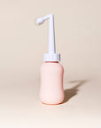 Peri Bottle – compact ontwerp met gebogen tuit voor zachte reiniging na de bevalling.