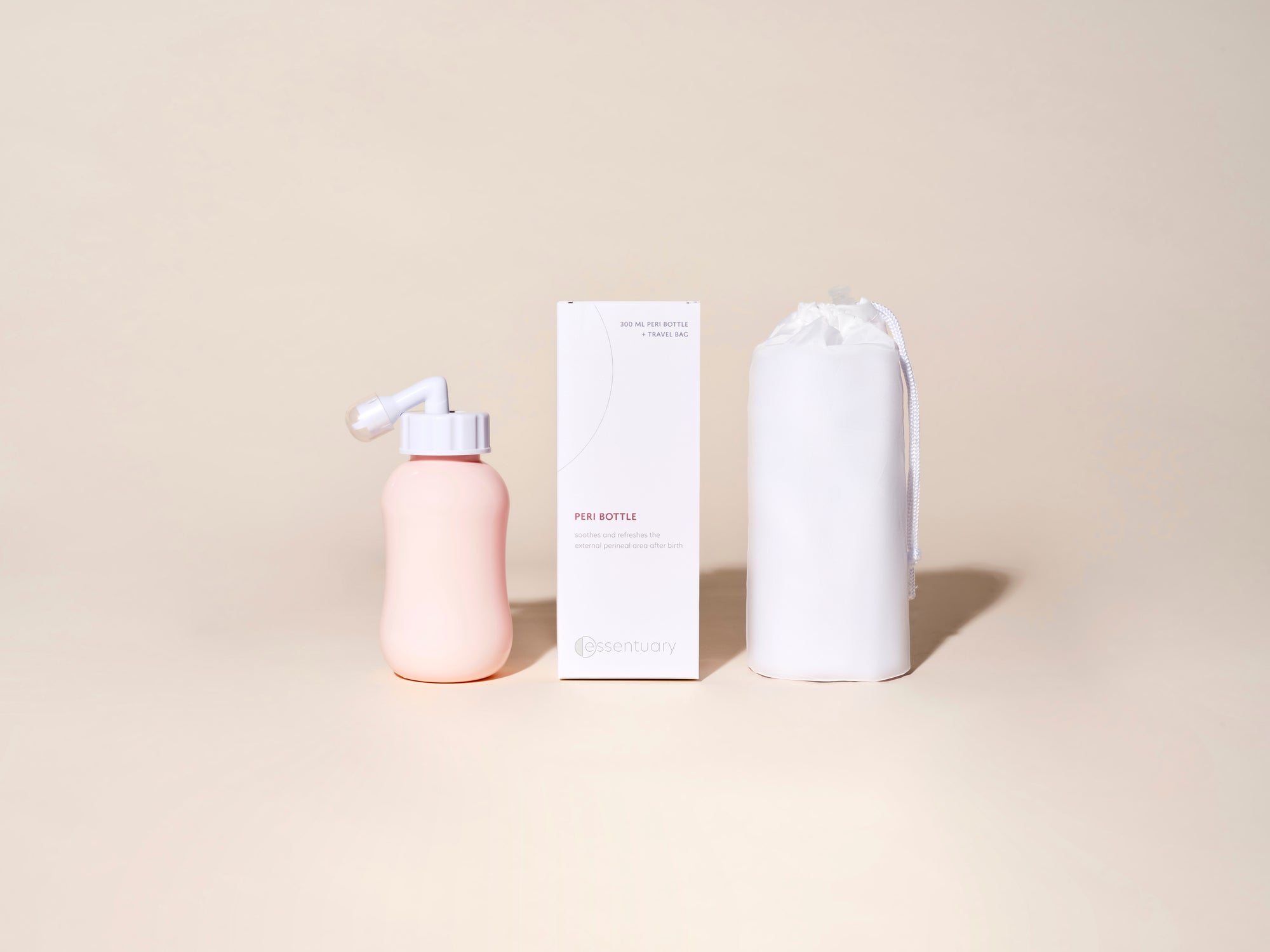 Peri Bottle ingeklapt met bijgeleverde stofvrije opbergzak en hygiënedop naast Essentuary verpakking.