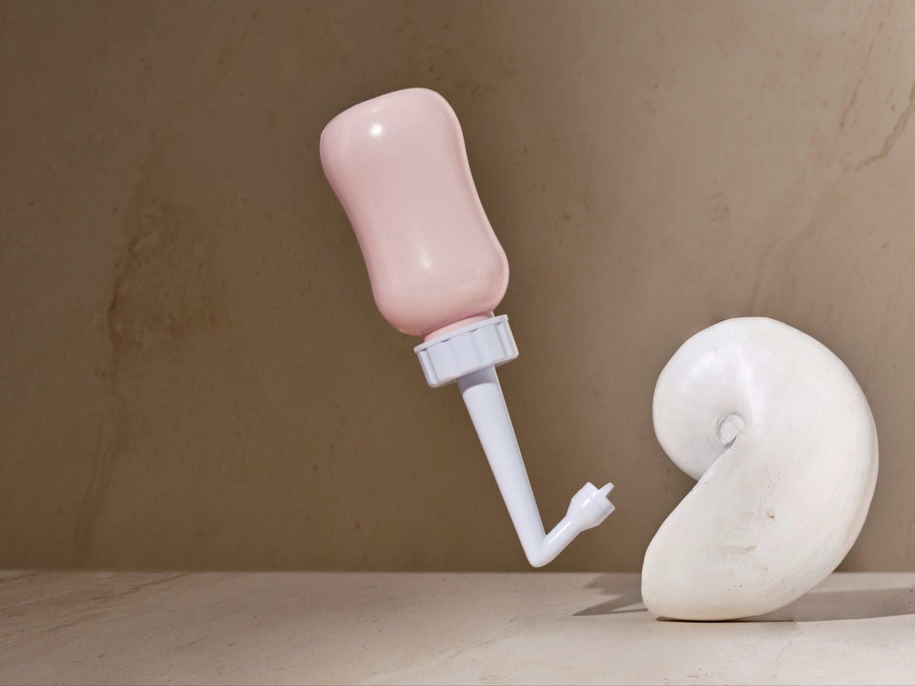 Detailopname van de gebogen tuit van de Peri Bottle voor gerichte en lekvrije reiniging.