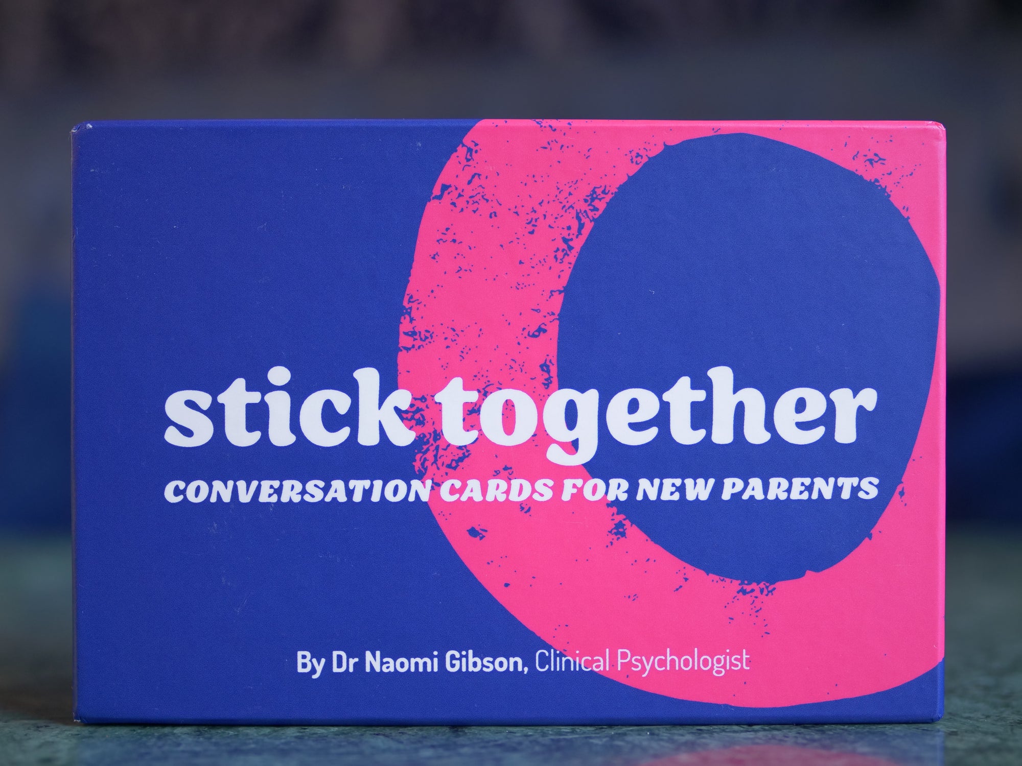 Het doosje van de Stick Together relationship cards voor conversaties tussen nieuwe ouders