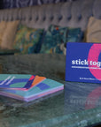 Stapel met stick together cards, om gesprekken tussen nieuwe ouders te begeleiden