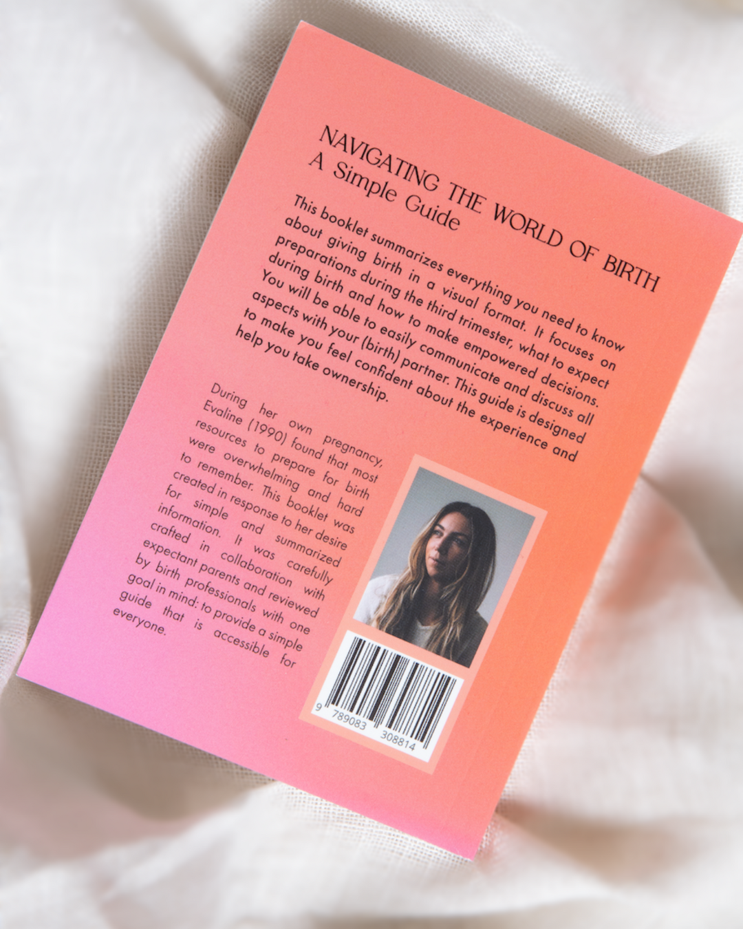 Achterzijde van 'Your Birth Guide' met korte beschrijving en barcode