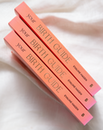 De zijkant van "Your Birth Guide" boeken waarin een zwangerschapscursus wordt beschreven