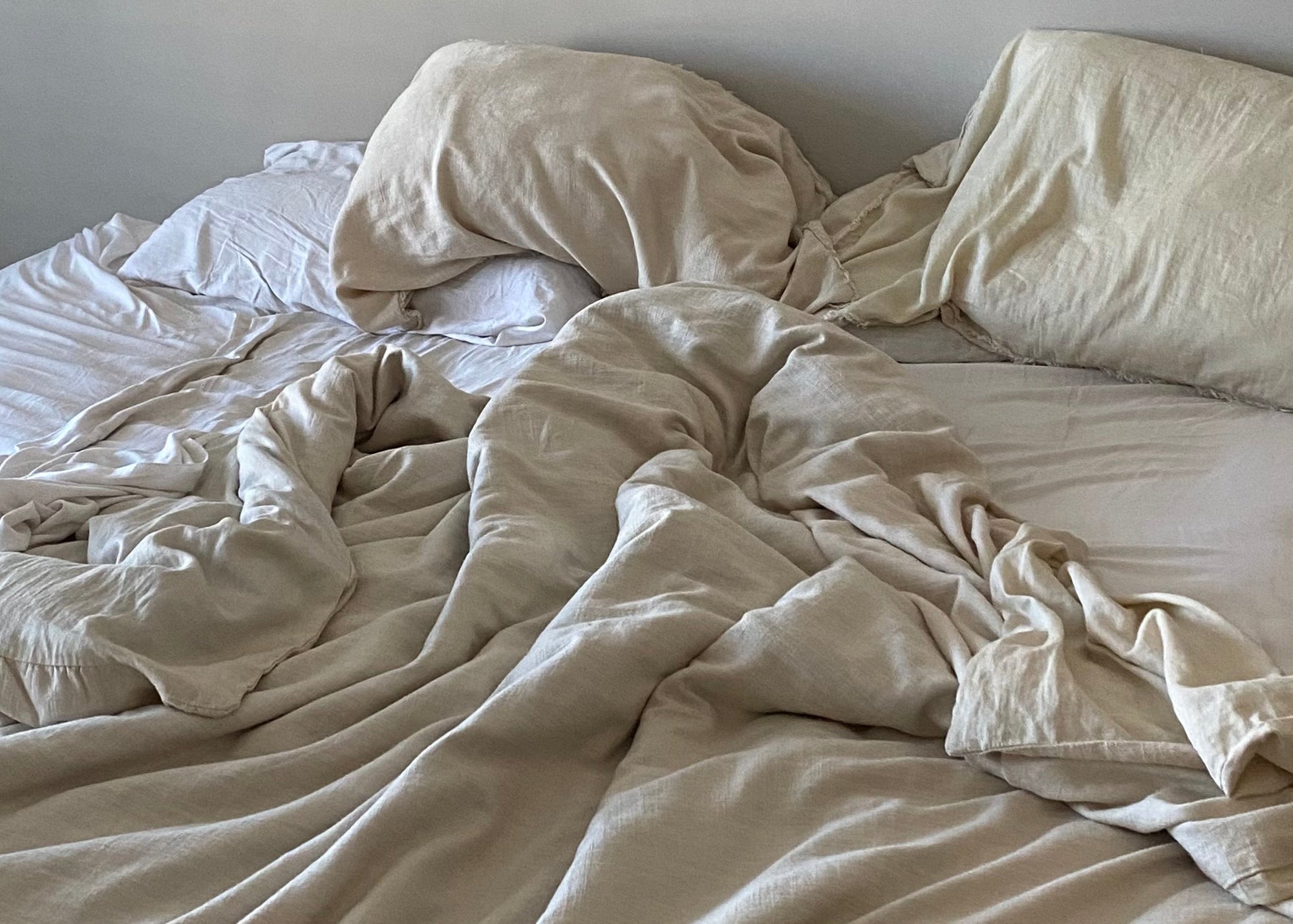 Postpartum kraambed met lakens waarin geslapen is