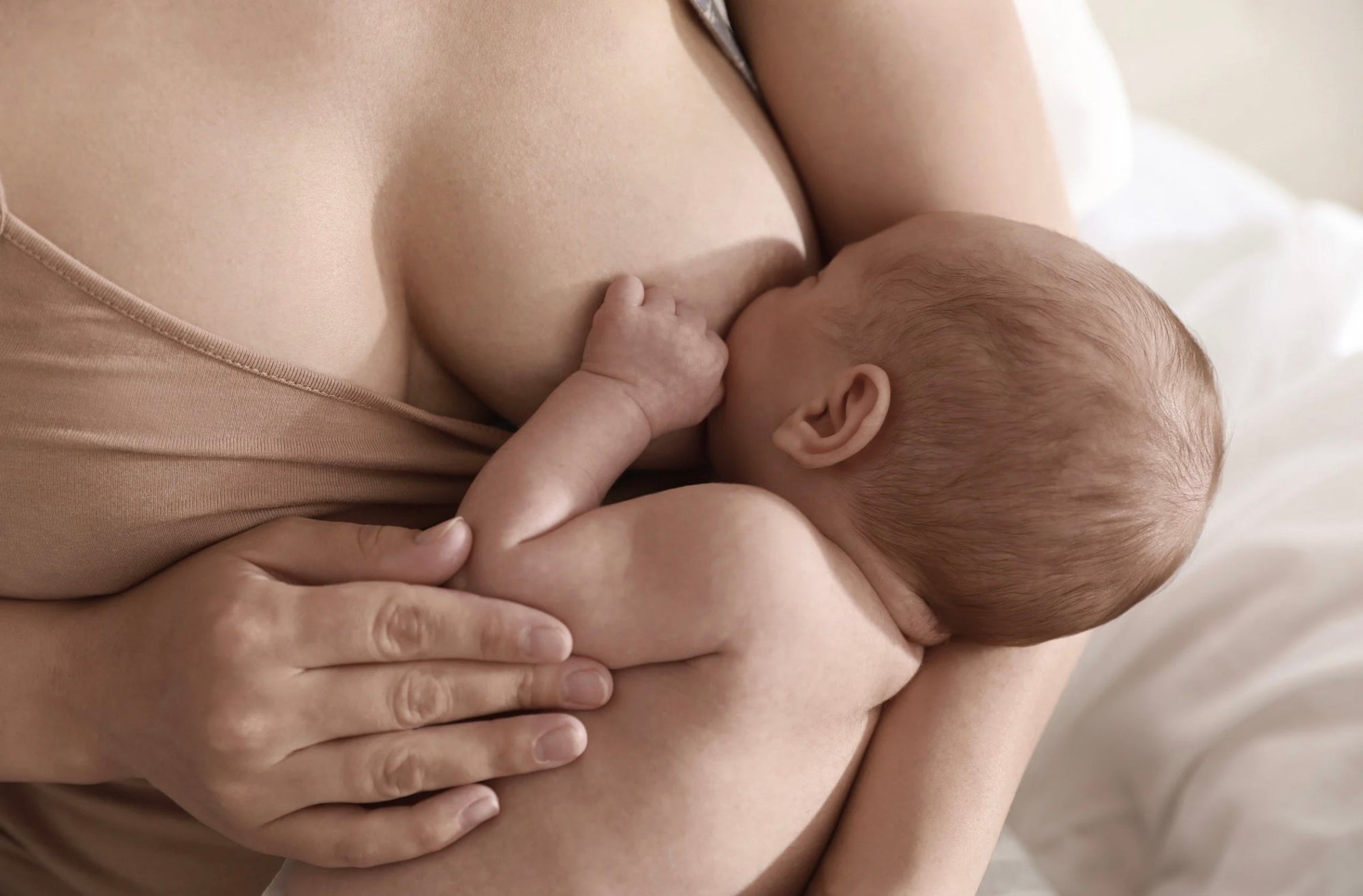 Baby die bij de moeder borstvoeding krijgt
