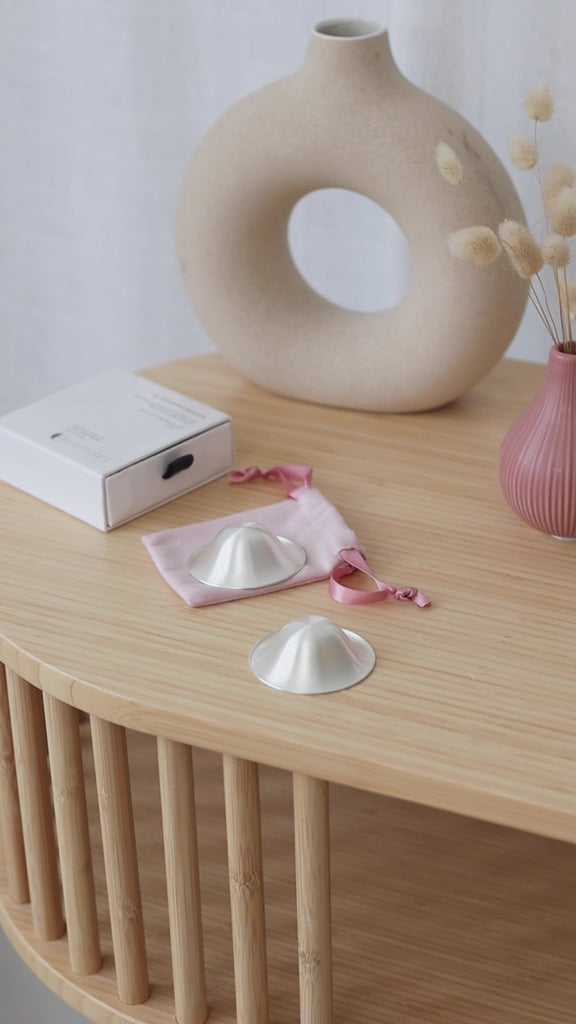Close-up video van zilveren tepelhoedjes voor comfortabel herstel en bescherming van de tepels tijdens de borstvoedingsperiode.