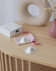 Close-up video van zilveren tepelhoedjes voor comfortabel herstel en bescherming van de tepels tijdens de borstvoedingsperiode.