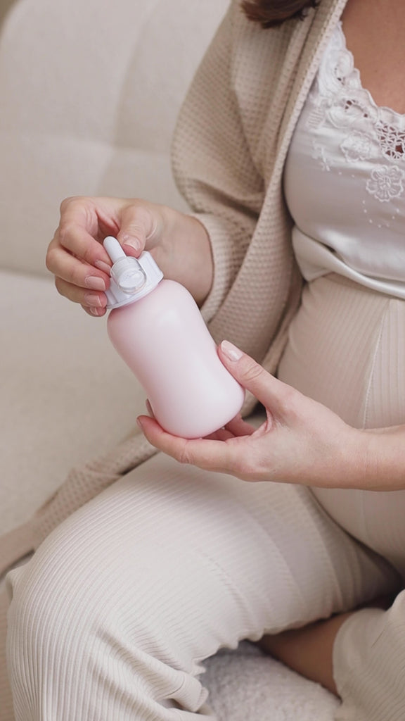 Video van een peri bottle voor zachte reiniging van het perineum na de bevalling, met ergonomisch ontwerp en gebogen sproeituit.