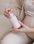 Video van een peri bottle voor zachte reiniging van het perineum na de bevalling, met ergonomisch ontwerp en gebogen sproeituit.