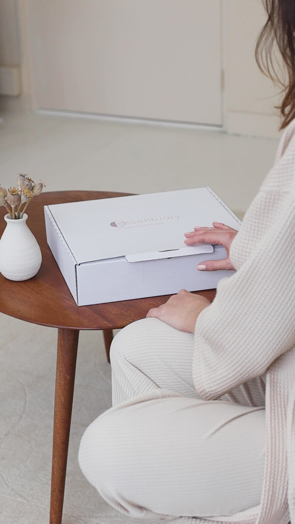 Video van de Essentuary Ode to Motherhood Box met postpartum essentials zoals een peri bottle, bevallingsjurk en warme en koude kompressen voor de kraamperiode.