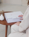Video van de Essentuary Ode to Motherhood Box met postpartum essentials zoals een peri bottle, bevallingsjurk en warme en koude kompressen voor de kraamperiode.
