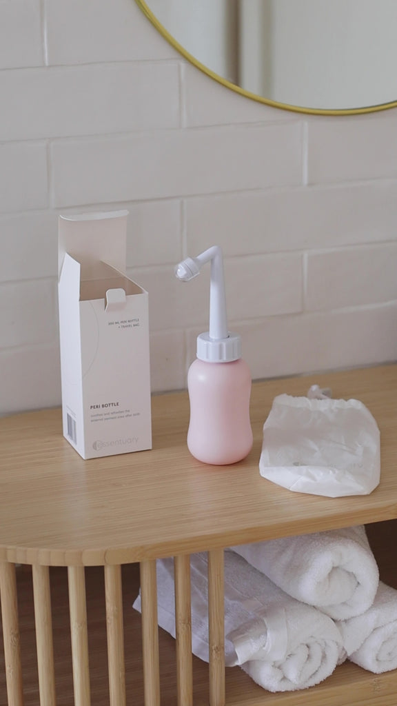 Video van een peri bottle op de wastafel met doos voor zachte reiniging van het perineum na de bevalling, met ergonomisch ontwerp en gebogen sproeituit.