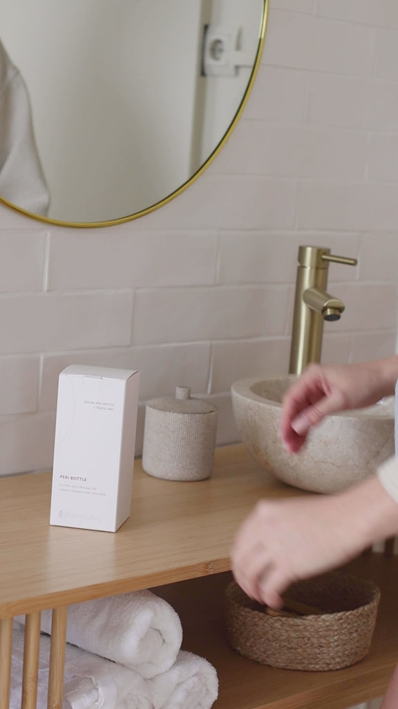 Video van een peri bottle in gebruik voor zachte reiniging van het perineum na de bevalling, met ergonomisch ontwerp en gebogen sproeituit.