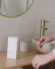 Video van een peri bottle in gebruik voor zachte reiniging van het perineum na de bevalling, met ergonomisch ontwerp en gebogen sproeituit.