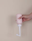 Video van een peri bottle op zijn kop voor zachte reiniging van het perineum na de bevalling, met ergonomisch ontwerp en gebogen sproeituit.