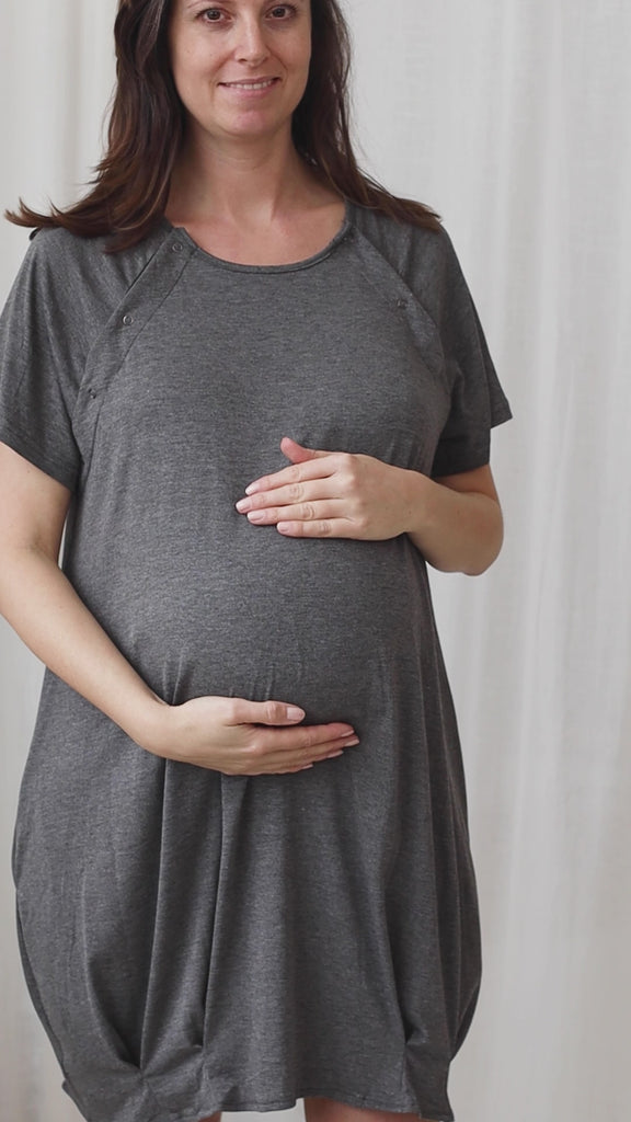 Video van de grijze bevallingsjurk met praktische openingen voor monitoring, huid-op-huidcontact en borstvoeding tijdens de bevalling.