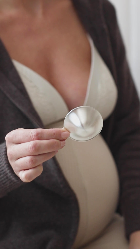Video van zilveren tepelhoedjes die helpen gevoelige en beschadigde tepels te beschermen tijdens de borstvoedingsperiode, en hoe je ze moet gebruiken.